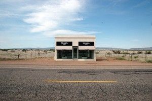 Tienda de Prada en el desierto